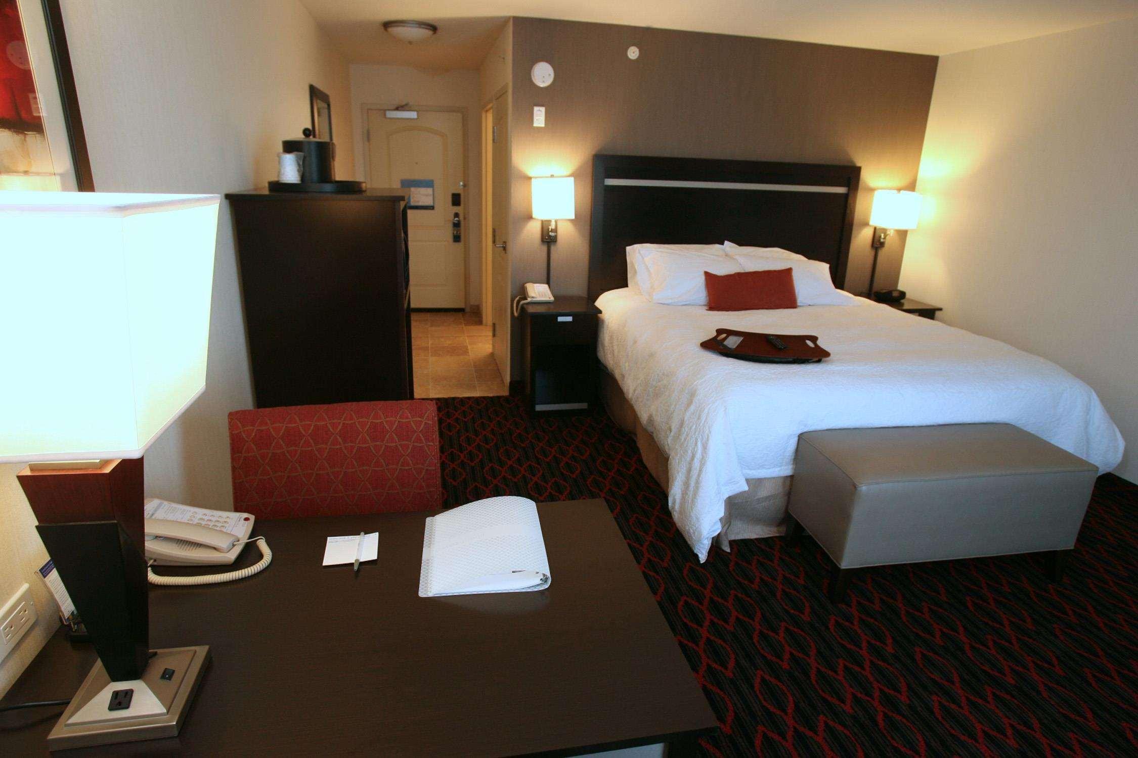 Hampton Inn & Suites Red Deer Penhold Room photo