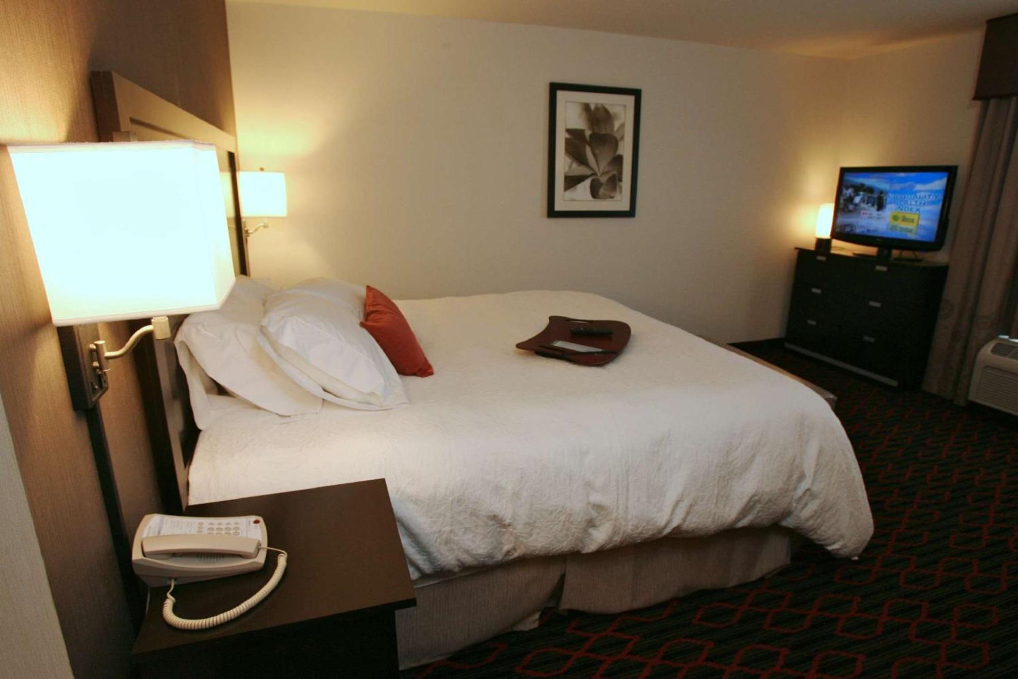 Hampton Inn & Suites Red Deer Penhold Exterior photo